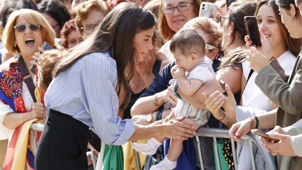 Letizia se ha parado con un bebé, al que ha dedicado unos mimos.