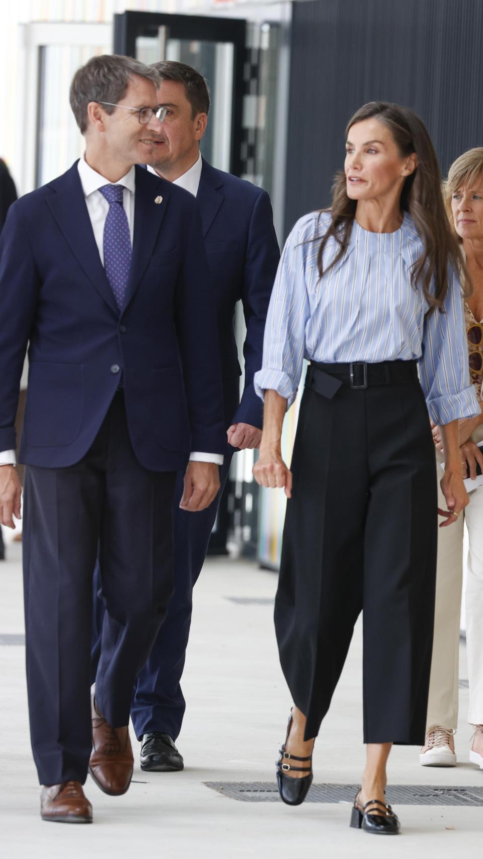 La Reina lucía una blusa de Adolfo Domínguez.