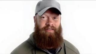 Imagen generada por IA de Chris Pelkey, cuya familia lo recreó en video con IA para la audiencia de sentencia de su asesino.