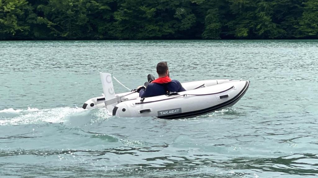 El motor eléctrico RemigoOne Neo en una pequeña embarcación.