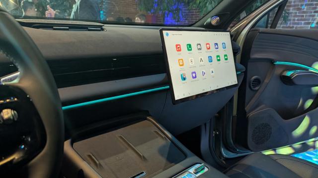 La pantalla deslizante del Omoda 7 SHS.