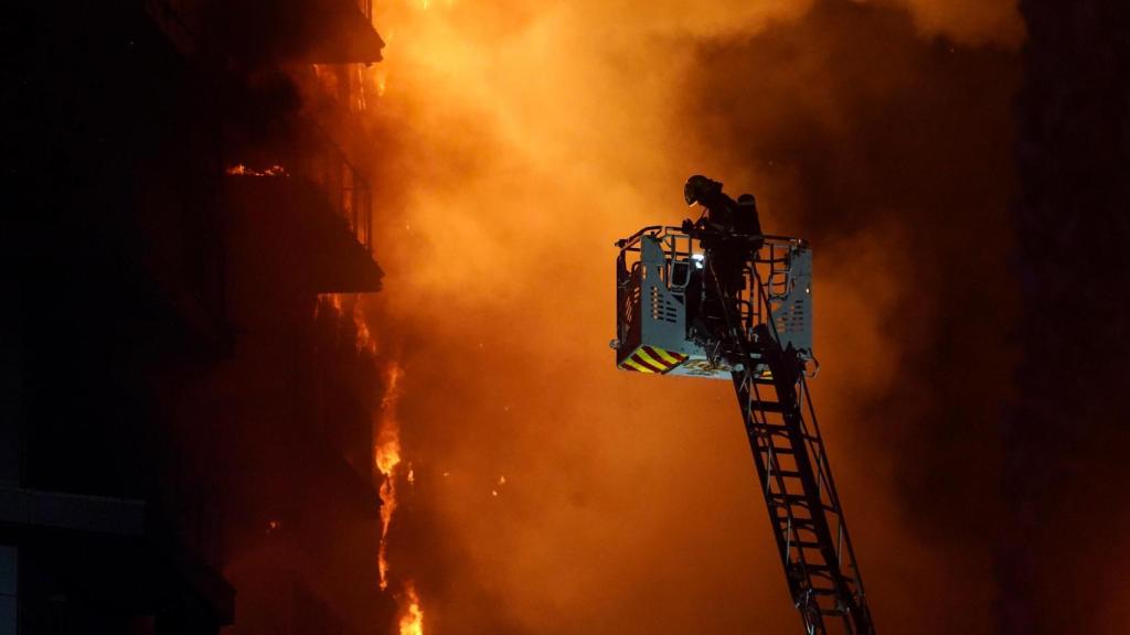 Un bombero en un incendio.
