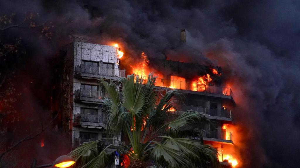 Un edificio envuelto en llamas.