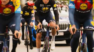 Aleix Espargaró durante una carrera con el equipo Lidl-Trek.