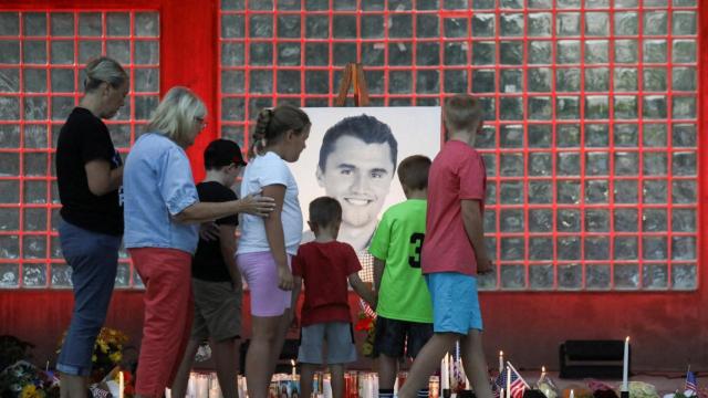 Un grupo de niños junto a sus madres rinden homenaje a Charlie Kirk, en Utah.