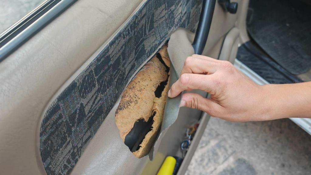 Estado que presenta por dentro un coche patrulla de la Guardia Civil en Granada.