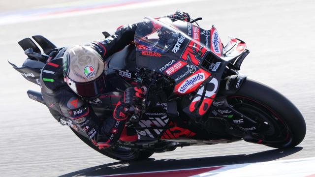 Marco Bezzecchi traza un viraje con su Aprilia RS-GP, en el circuito de Misano.