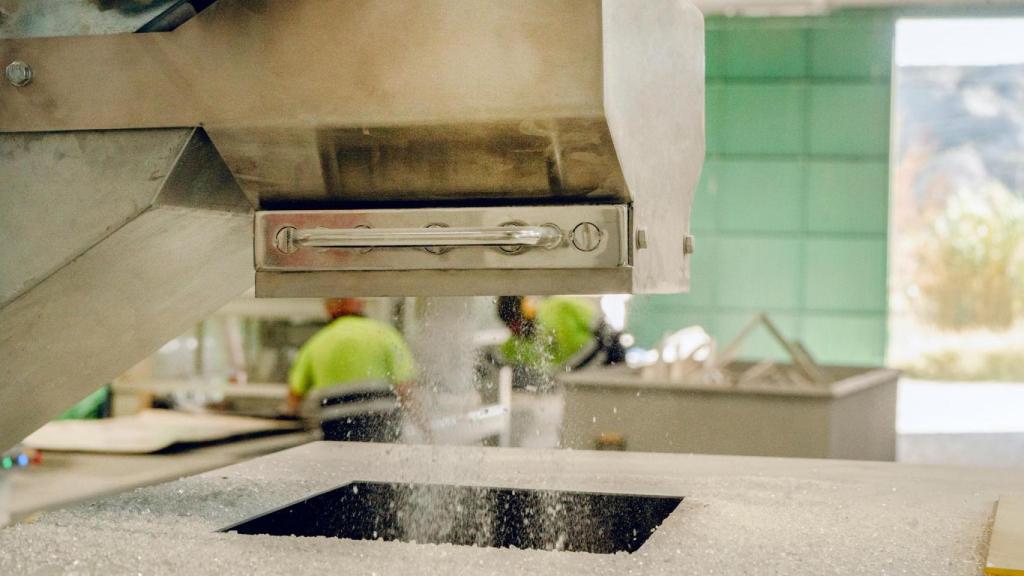 Para conseguir vidrio puro de los paneles solares los ingenieros de la planta de Cadrete han tenido que introducir modificaciones y desarrollos propios en las máquinas.