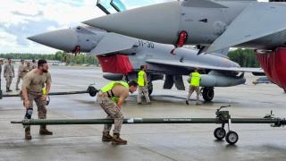 Militares españoles trabajan con los 'Eurofighter' desplegados en Lituania