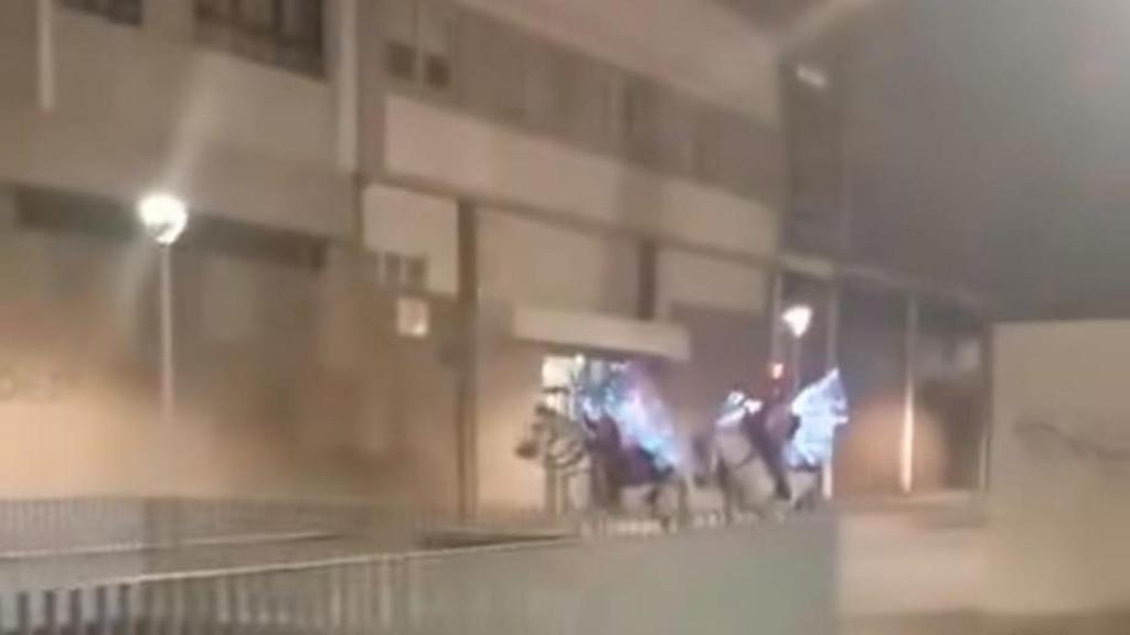 Dos jinetes alados sorprenden a los vecinos del barrio de Matogrande en A Coruña