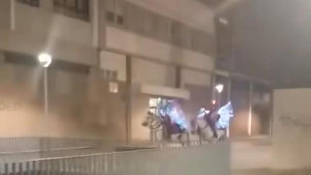 Dos jinetes alados sorprenden a los vecinos del barrio de Matogrande en A Coruña