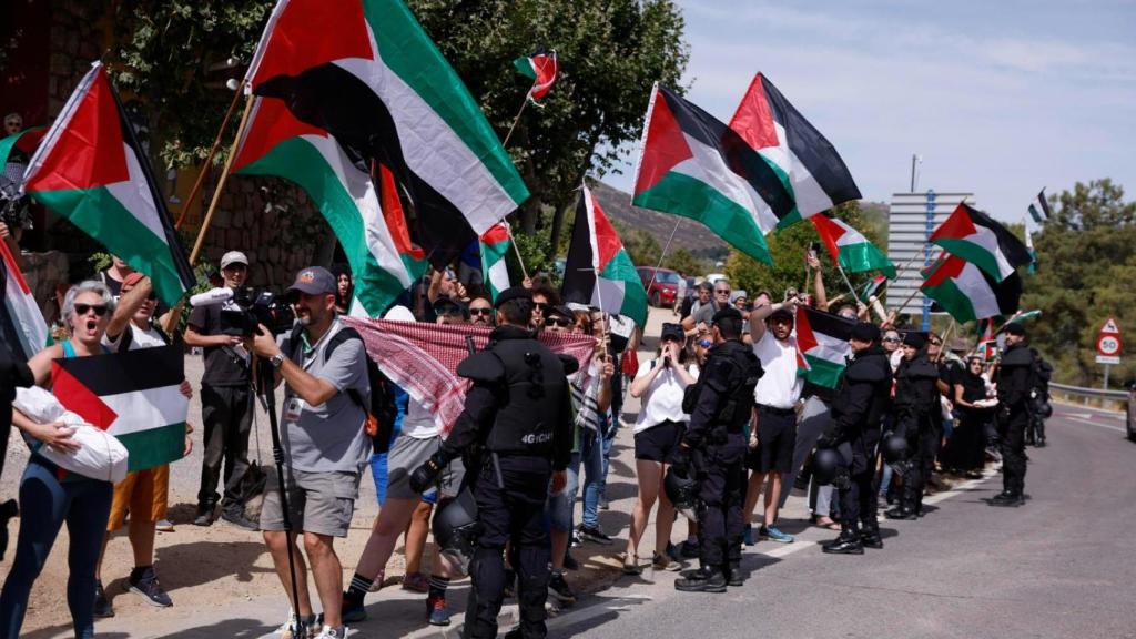 Manifestantes propalestinos antes de darse la salida de la vigésima etapa de La Vuelta a España disputada este sábado entre las localidades madrileñas de Robledo de Chabela y el Puerto de Navacerrada con un recorrido de 165.6 km.
