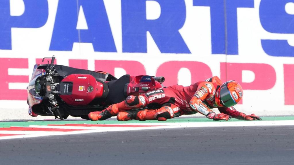 Marc Márquez arrastra sobre el asfalto durante su caída en la curva 15 del circuito de Misano.