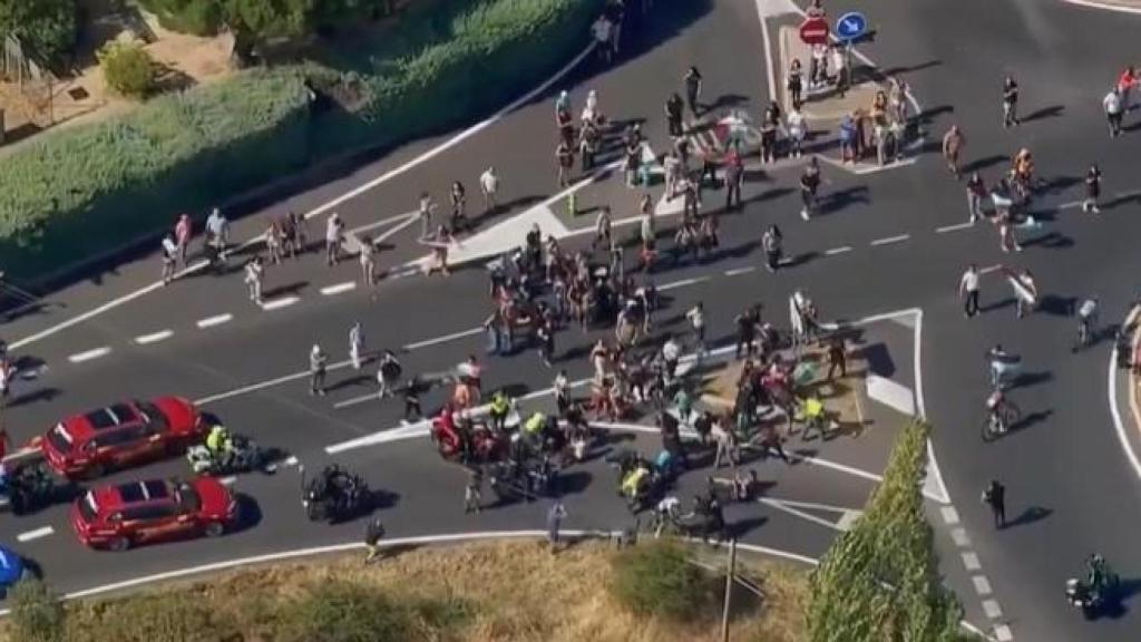 Un grupo de manifestantes propalestino invade la carretea.