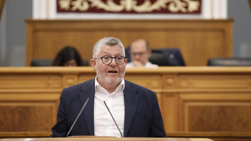 El diputado del PP Nacho Redondo durante su intervención en un pleno celebrado en las Cortes de Castilla-La Mancha.