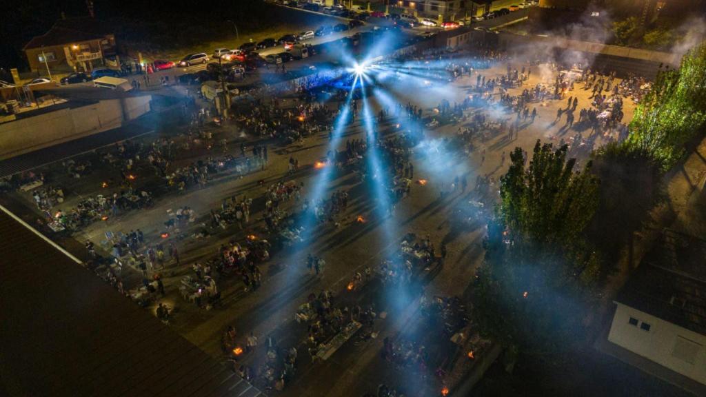 Panorámica de la macrobarbacoa juvenil celebrada este viernes en Fuensalida (Toledo).