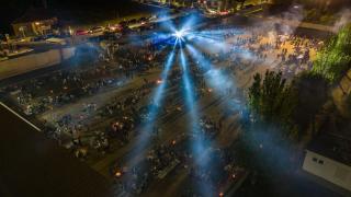 Panorámica de la macrobarbacoa juvenil celebrada este viernes en Fuensalida (Toledo).