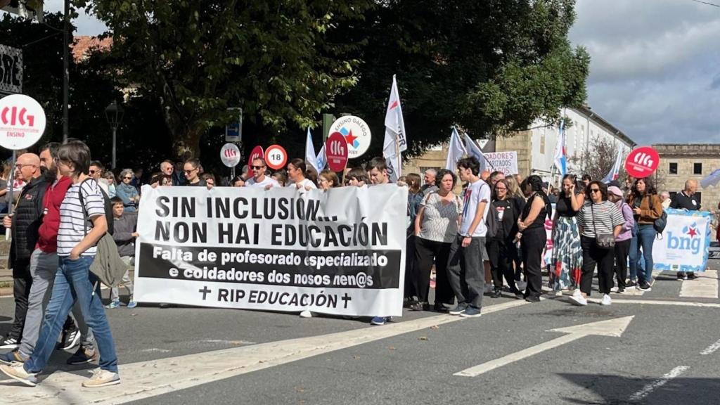 Una manifestación recorre las calles de Santiago de Compostela para pedir menos recortes en educación, a 13 de septiembre de 2025.