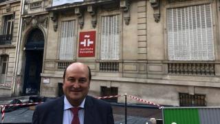 El expresidente del PNV, Andoni Ortuzar, junto al palacete de la avenida Marceau de París que utilizaba el Instituto Cervantes.