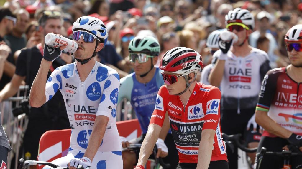 El líder de la clasificación general, el danés Jonas Vingegaard (c), del equipo Visma-Lease a Bike, junto al líder de la Montaña, el australiano Jay Vine (i), del equipo UAE Team Emiates.