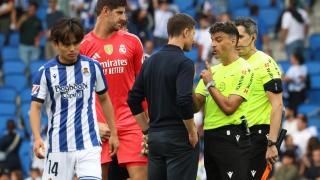 Gil Manzano explica a Xabi Alonso el motivo de la expulsión a Dean Huijsen.