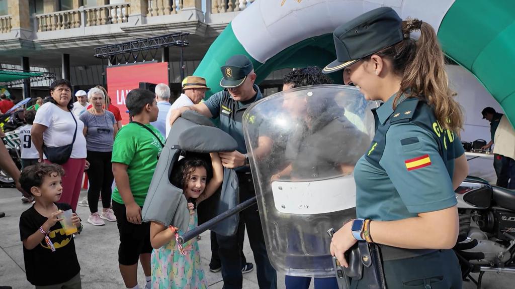 Irene Campanario, teniente de la Guardia Civil en la comarca de Vitigudino, acercando a los más pequeños, la labor del cuerpo