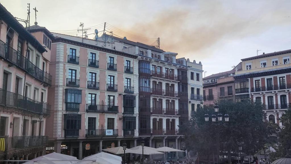 El humo del incendio de Polán, visible desde la plaza de Zocodover (Toledo).