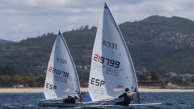 Los náuticos de Vigo, A Coruña y Riveira lideran el campeonato Ibérico de Ilca-Semana Abanca de vela