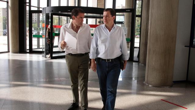 El presidente Alfonso Fernández Mañueco, en la reunión del CECOPI acompañado por el consejero de Medio Ambiente, Juan Carlos Suárez Quiñones