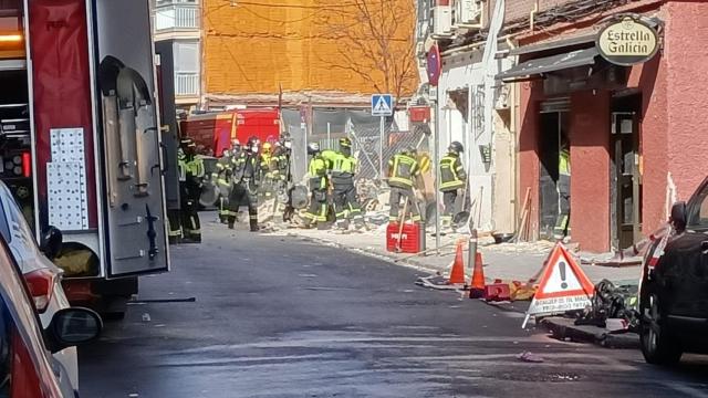 Miembros del Cuerpo de Bomberos trabajando en la zona.