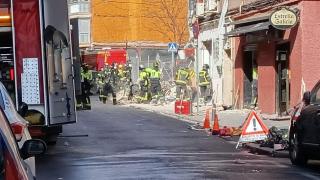 Miembros del Cuerpo de Bomberos trabajando en la zona.