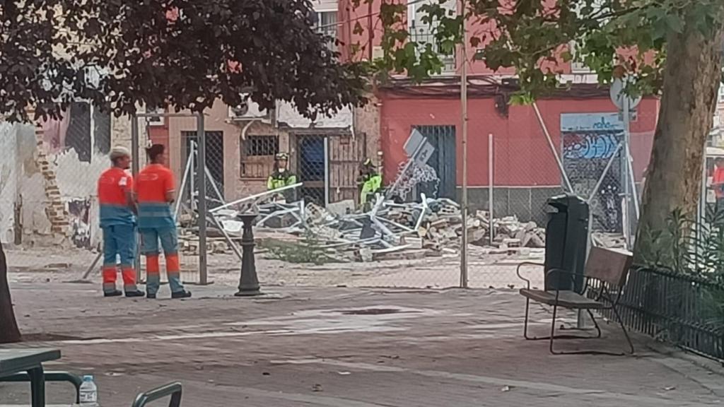 Bomberos trabajando en la zona damnificada.