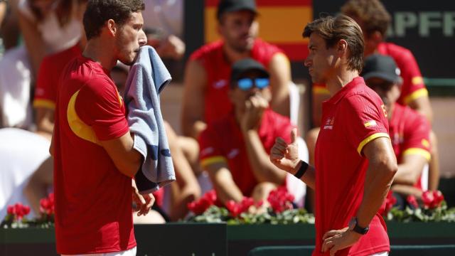 David Ferrer habla con Pablo Carreño durante el partido ante Holger Rune.
