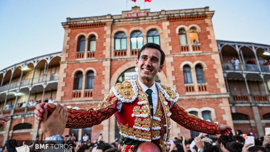 El salmantino Ismael Martín ha sido el gran triunfador de la tarde con tres orejas puerta grande