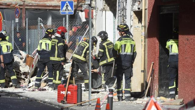 Imágenes de los Bomberos de Madrid inspeccionando el edificio detonado.