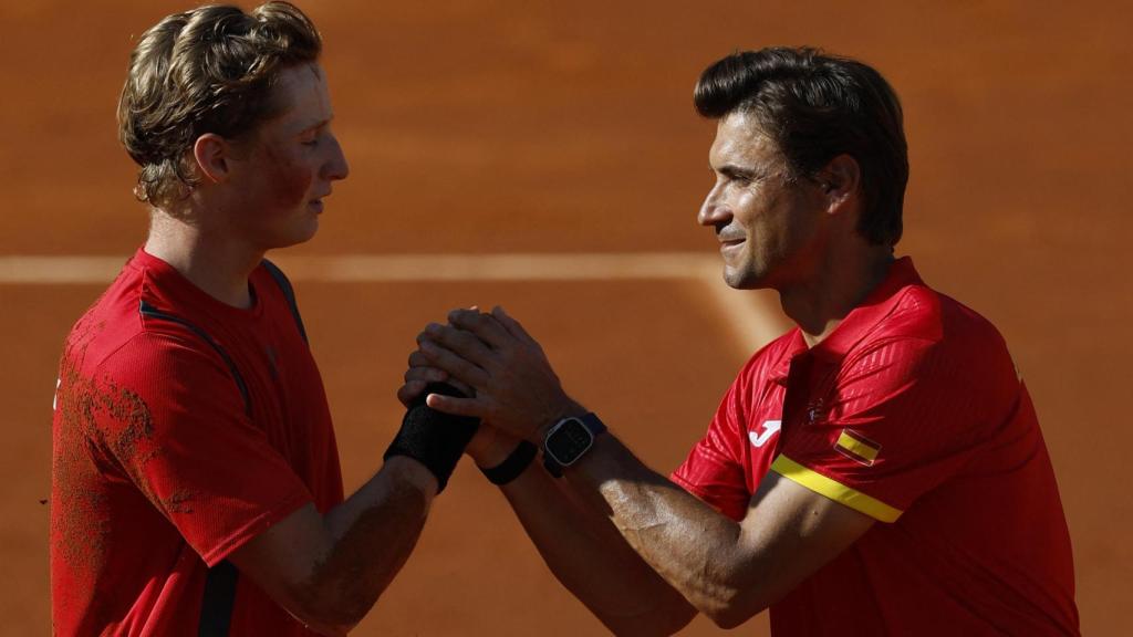 David Ferrer felicita a Elmer Moller tras la victoria ante Jaume Munar.