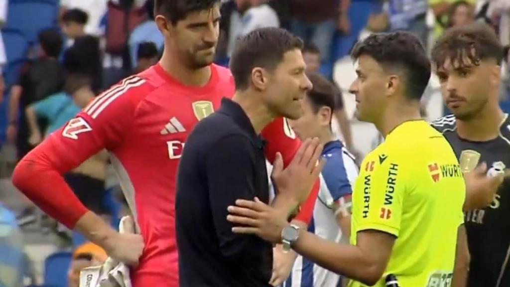 Xabi Alonso habla con Gil Manzano tras el partido ante la Real Sociedad.