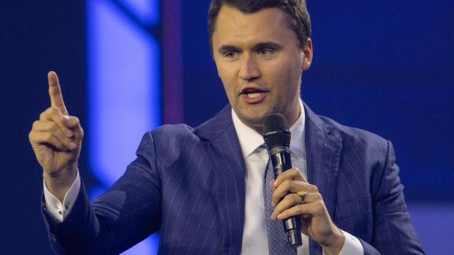 El activista político de derecha estadounidense y aliado de Trump, CHARLIE JAMES KIRK, de 31 años, recibió un disparo durante un evento en la Universidad del Valle de Utah en Orem, Utah, y falleció poco después.