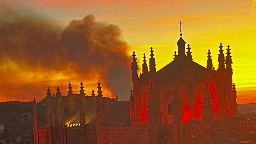 Así se veía el incendio desde el Casco Histórico de Toledo al caer la tarde.