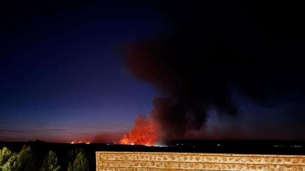 Las llamas se podían ver desde Puy du Fou al llegar la noche.
