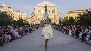 Imagen del desfile con la ciudad de Madrid como telón de fondo.