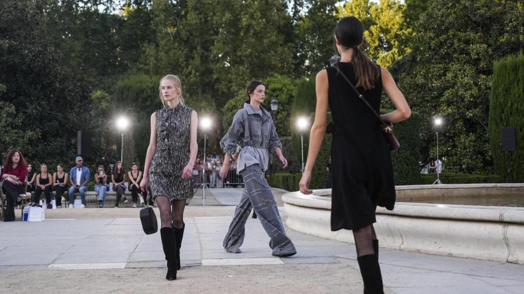 Cruce de modelos en esta increíble pasarela.