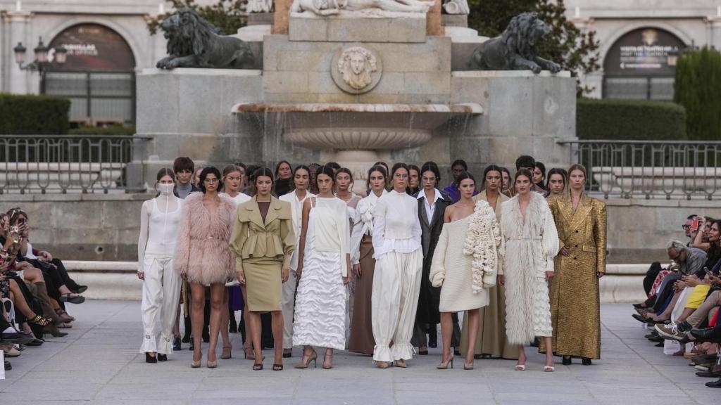 Las modelos al cierre del desfile.