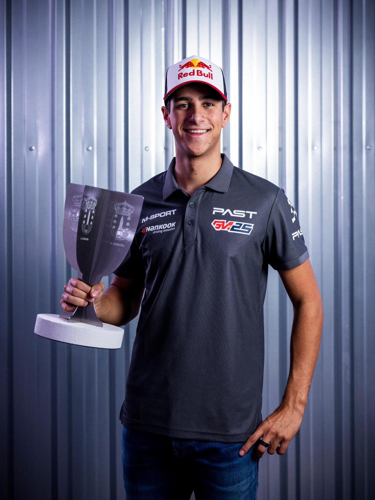 El piloto catalán Gil Membrado con su título de campeón de España de Rallys.