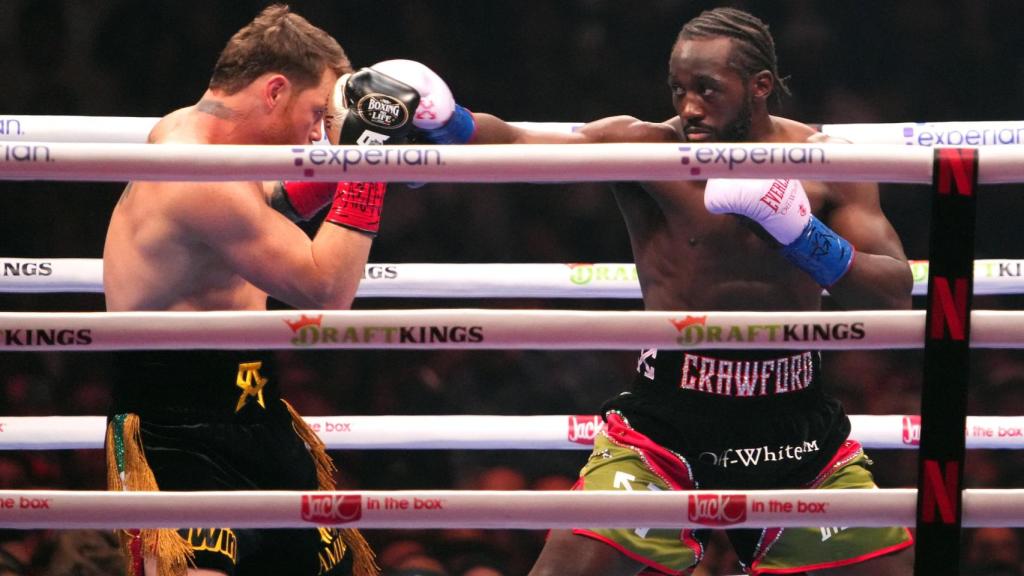 Crawford trata de golpear a Canelo.