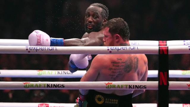 Crawford conecta un golpe a Canelo.