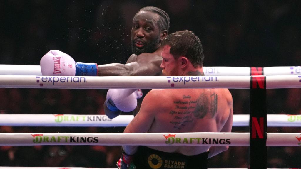 Crawford conecta un golpe a Canelo.