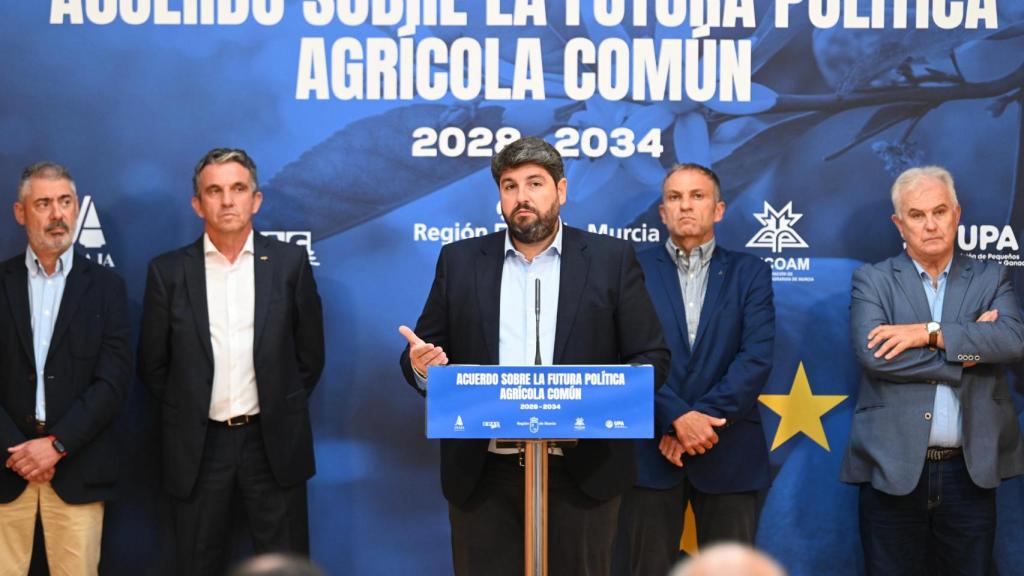 Fernando López Miras (c), este viernes, tras firmar el acuerdo con las organizaciones agrarias.