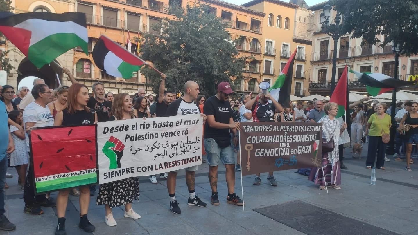 Unas 200 personas se concentran en la plaza de Zocodover a favor de ...