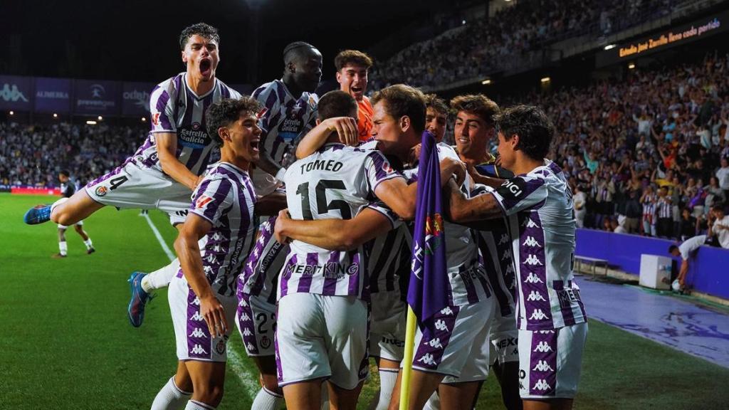 Los jugadores del Real Valladolid celebran uno de los goles frente a la UD Almería en el partido de este sábado en el Estadio José Zorrilla